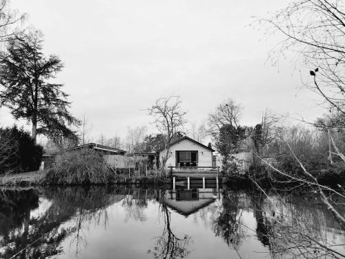 Geel Chalet De Esquí | Rustig gelegen chalet Kapeki met tuin aan het water