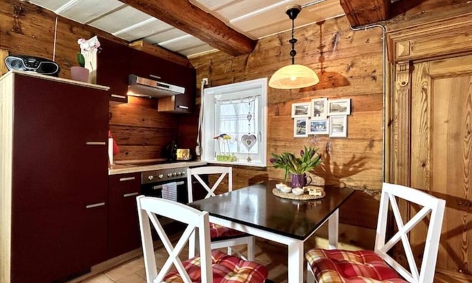 Grossschoenau Apartamento | Rustikales Studio-apartment Blockstube im FH Selma