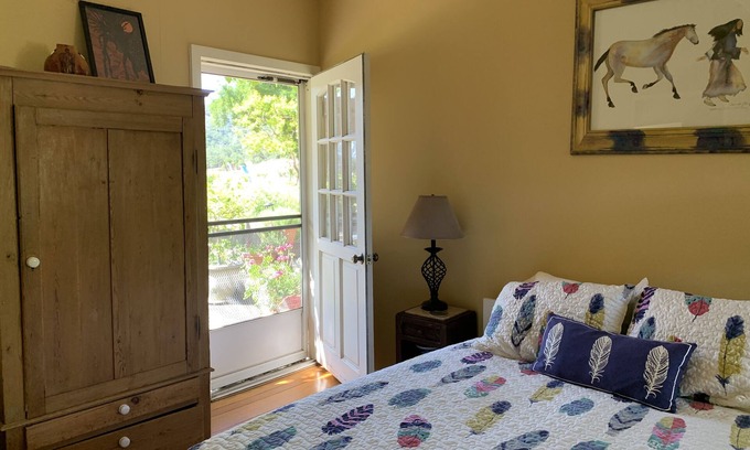 St. Helena Cama Y Desayuno | RustRidge Bed and Breakfast - Poolside Room