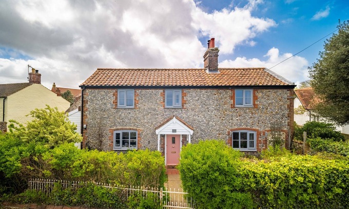 Bacton Cabaña | Ruthie Cottage - brick and flint cottage within walking distance to the beach