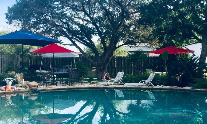 Buchanan Dam Casa | RV w / hermosa propiedad piscina de invitados. Acceso al lago. Duerme 4-5!