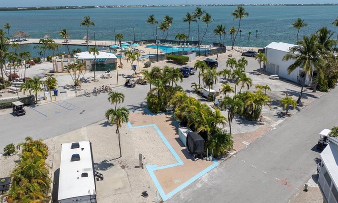 Cudjoe Key Alquiler De RV | RV Lot 301 Venture Out, Pull-through Lot near the Ocean and Pool - Golf cart friendly!