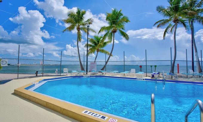 Cudjoe Key Alquiler De RV | RV Lot 609, 69' Long, 40'Seawall