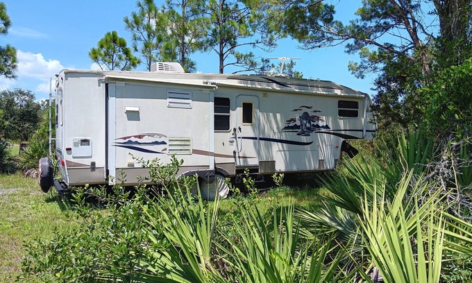Okeechobee Casa | RV on 2.5 acers private and plenty of parking.