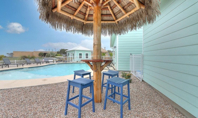 Port Aransas Alquiler De RV | RV Site Only! Community Pool, In Town, Dog Park, Fishing, Wifi, Laundry Room