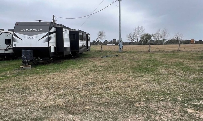 Round Top Alquiler De RV | RV Spot #4 @ The Halles