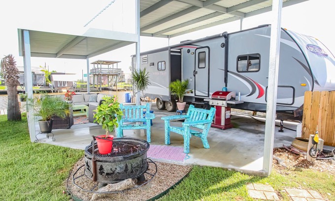 Cedar Lane Cabina | (RV2) Paradise in Sargent. Saltwater canal, minutes to ICW and beach.
