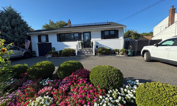 North Massapequa Casa | RYDER CUP home with heated pool down the road from all the action