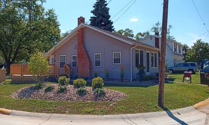 Huron Cabaña | Rye Beach Retreat · Cozy Cottage on Rye Beach with Lake Erie view!