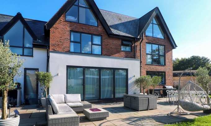 Willaston Cabaña | RYE CROFT, pet friendly, country holiday cottage in Neston