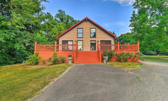 Battletown Cabina | 'Ryman Riviera' Home w/ Fireplace: Steps to River
