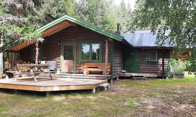 Lakene Cabaña | Rymlig och Fräsch Stuga med Egen Timmerhus-bastu och Badtunna Nära Lakenesjön