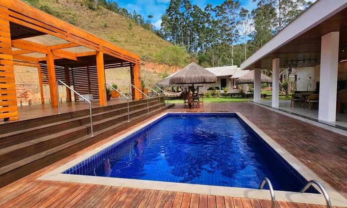 Vitor Hugo Casa | Sítio Cinco Folhas, recanto com vista pra montanha