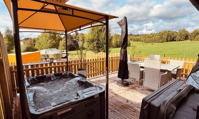 Neuschoenau Casa | S'Landhaus Apartment wood-burning stove, whirlpool infrared sauna wellness shower