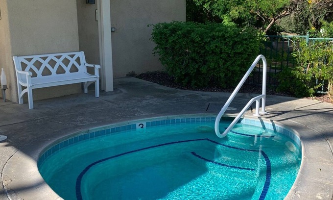 Palm Desert Condominio | S. Palm Desert Condo seconds to Pool & El Paseo