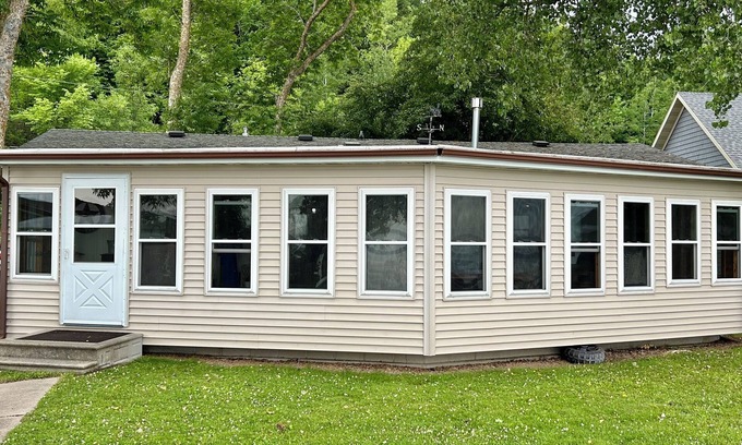 Detroit Lakes Cabaña | S Side Lake Melissa ~ Flat Lot ~ Heart of DL Lakes Country ~ Sunroom ~ Sandy