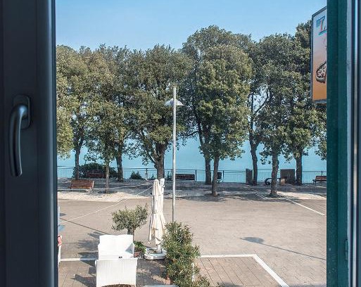 Sirolo Apartamento | S035 - Sirolo, trilocale in piazza con vista mare