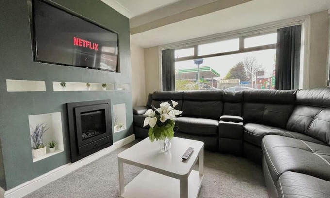 Harehills Casa | (S12) Bright 3 Bed Home With Free Parking Leeds
