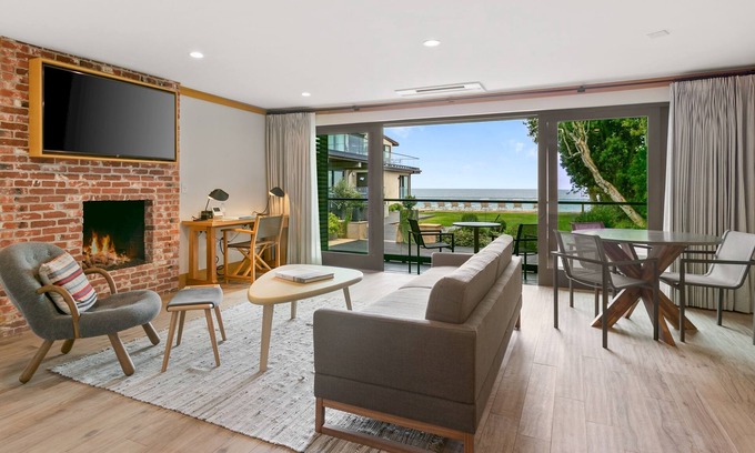 Eastern Malibu Apartamento | Luxury Suite with Fireplace and Ocean Views