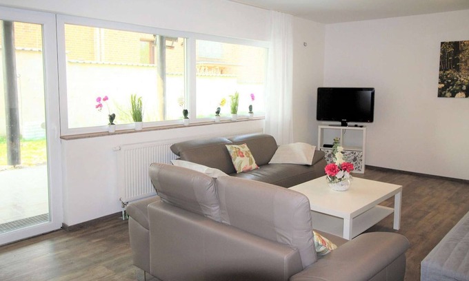 Sankt Augustin Apartamento | SA04 Apartment in Sankt Augustin with bathroom and LED TV