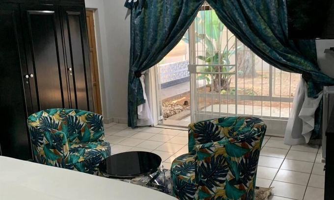 Queenswood Casa | Saba Saba Guest House