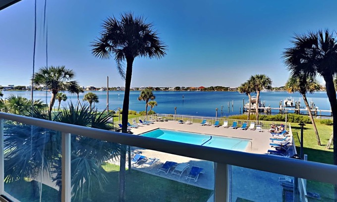 Villa Sabine Condominio | Water Front Condo con excelentes vistas ~ Balcón privado y cerca de la playa!