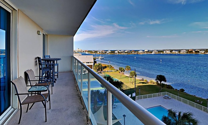 Villa Sabine Condominio | Preciosas vistas al agua ~ Cerca de la playa ~ Balcón privado y piscina comunitaria!