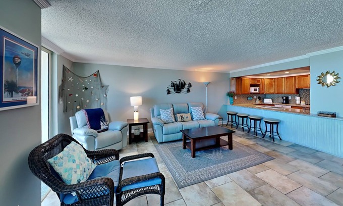Villa Sabine Condominio | Hermosas vistas a la playa desde este condominio en Pensacola Beach ~ Piscina comunitaria ~ ¡Pasos a la playa!
