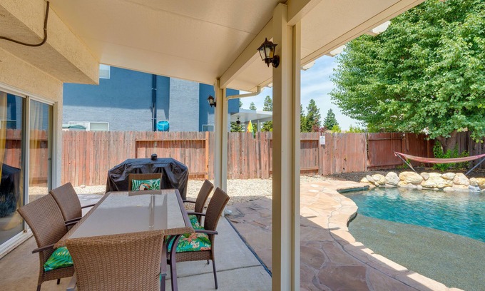 Sacramento Casa | Sacramento Home w/ Fire Pit: 15 Mi to Downtown!