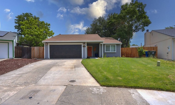 Southeastern Sacramento Casa | Sacramento Retreat w/ Pool, Tub, & Backyard Golf Oasis