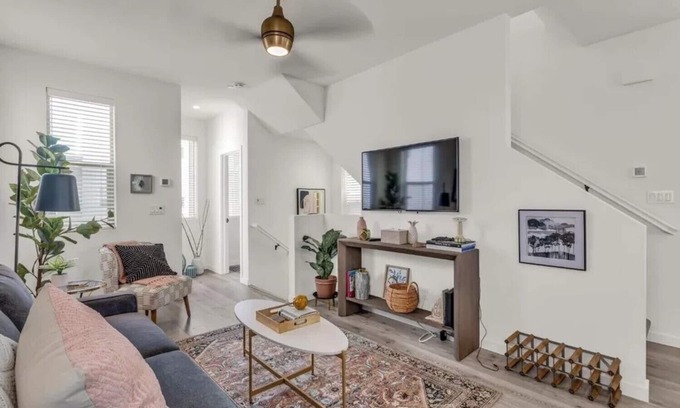 Southwestern Sacramento Casa | Sacramento Serenity: 2BR Home w/ Parking & Laundry