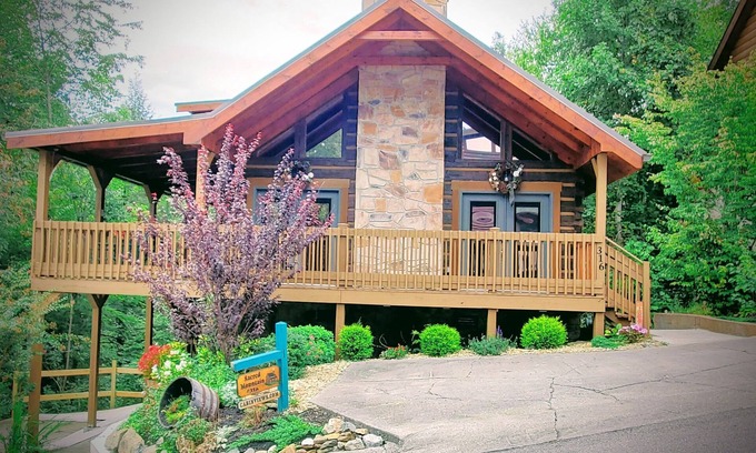 Gatlinburg Cabina | "CABINA DE MONTAÑA SAGRADA" - ELEGANTE, AMIGABLE CON LAS MASCOTAS, 3 CAMAS DE REY Y PAISAJE MAGNÍFICO
