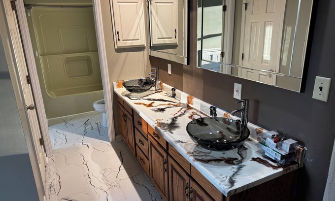 Fayetteville Casa | Sacred Spacious 5-bedroom Sanctuary in lovely Fayetteville with fitness room, AC