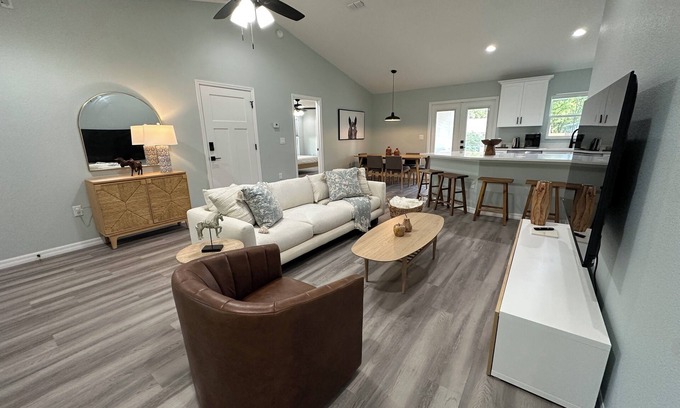 Fellowship Casa | Saddle Oak Retreat; pet-friendly near WEC and more