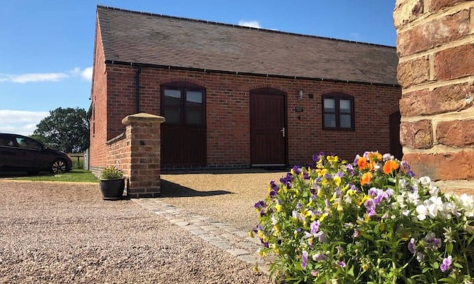 Yoxall Cabaña | Saddleback Cottage-peaceful luxury, rural location