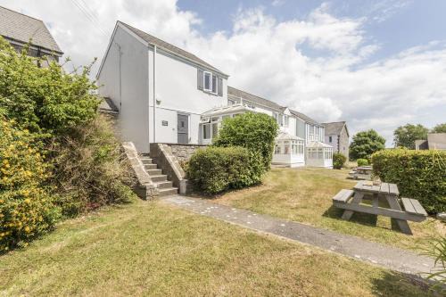 St. Florence Casa | Saddlers Cottage with indoor pool, tennis court and lots more Tenby area