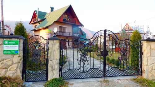 Yaremche Casa | Sadyba Bilya Richky