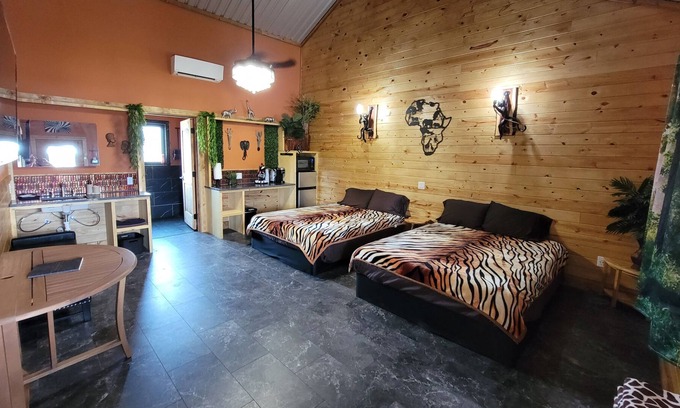 Wise County Cabina | Safari Cabana at Tipsy Toad Retreat