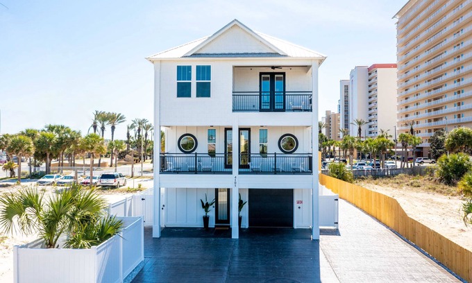 Crescent Beach Casa | Safari Street Stay - Steps 2 Beach! 2 units for 1 price! Sleep 16!
