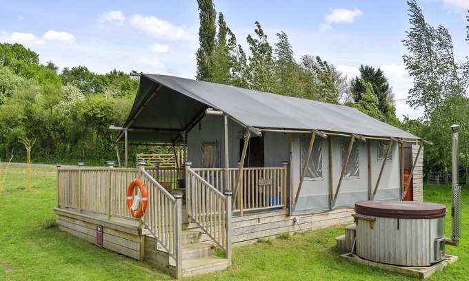 Hertford Chalet De Esquí | Tienda Safari en Hertford con Jacuzzi
