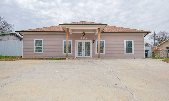 Killeen Casa | Safari themed 8 bedrooms 3 bath home with 3 - 4 dining areas & grand kitchen