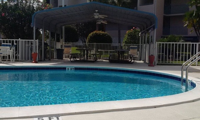 New Port Richey Condominio | Seguro, área familiar cerca de servicios restaurantes, tienda de comestibles, etc.