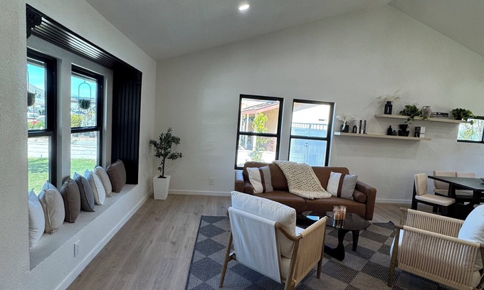 Thousand Oaks Casa | Safe neighborhood Charming 3-bedroom house with AC, WiFi in Thousand Oaks