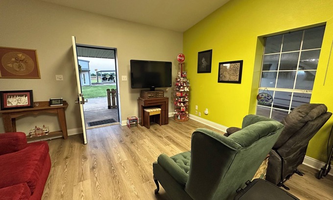 Gardner Apartamento | Safe, secure and secluded 2-bedroom apartment outside city limits of Alexandria.