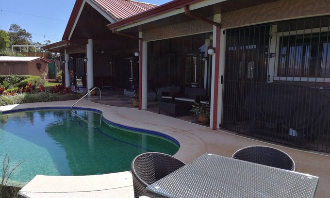 Llano Brenes Casa | Casa de montaña segura y segura con piscina + vistas