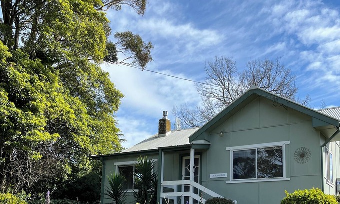 Bundanoon Cabaña | Sage Cottage - lovely mid-century stay with views to National Park (New owners)