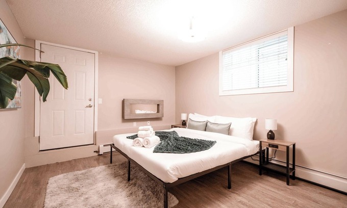Bridgeland Apartamento | Sage on the Bow - Central Condo Family Pets