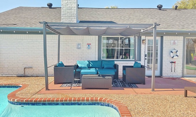 Southbelt/Ellington Casa | Sageview Cottage – 4 BDR w/ Pool, Pet Friendly!