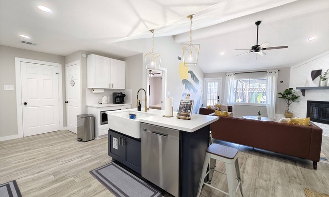 Southbelt/Ellington Casa | Sageview Cottage – Vibrant 4 BDR w/ Pool! Pet Friendly, 20 Min to Downtown