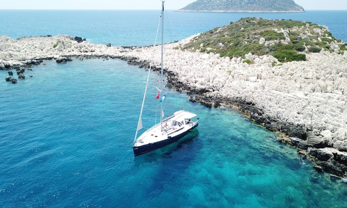 Kas Alquiler De Eote | Vacaciones en velero en un Beneteau Oceanis 48 a lo largo del mar Mediterráneo en Kas,